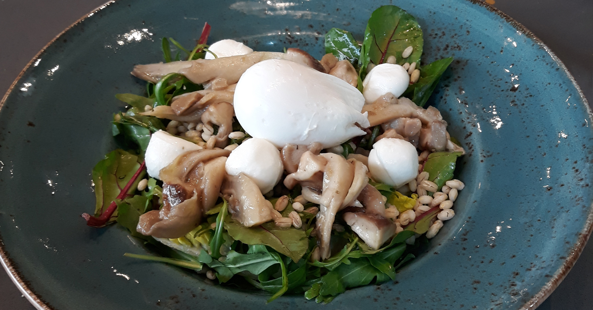 Salade parelgort met paddenstoelen en gepocheerd ei
